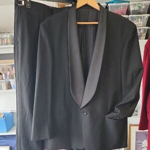 Elegant Black Men's Tuxedo with Satin Lapel